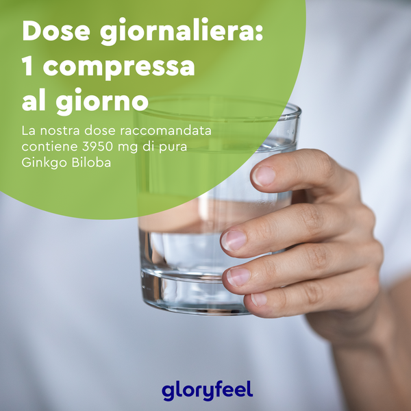 Una mano tiene un bicchiere d&