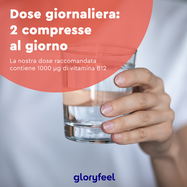 Una persona tiene in mano un bicchiere d&