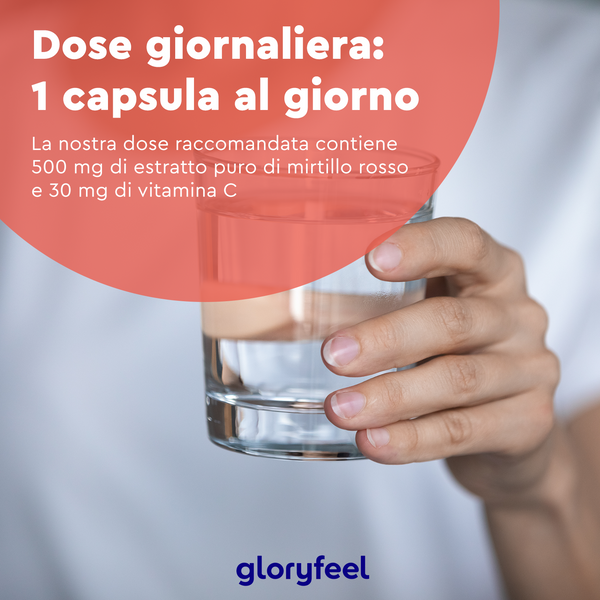 Una mano regge un bicchiere d&