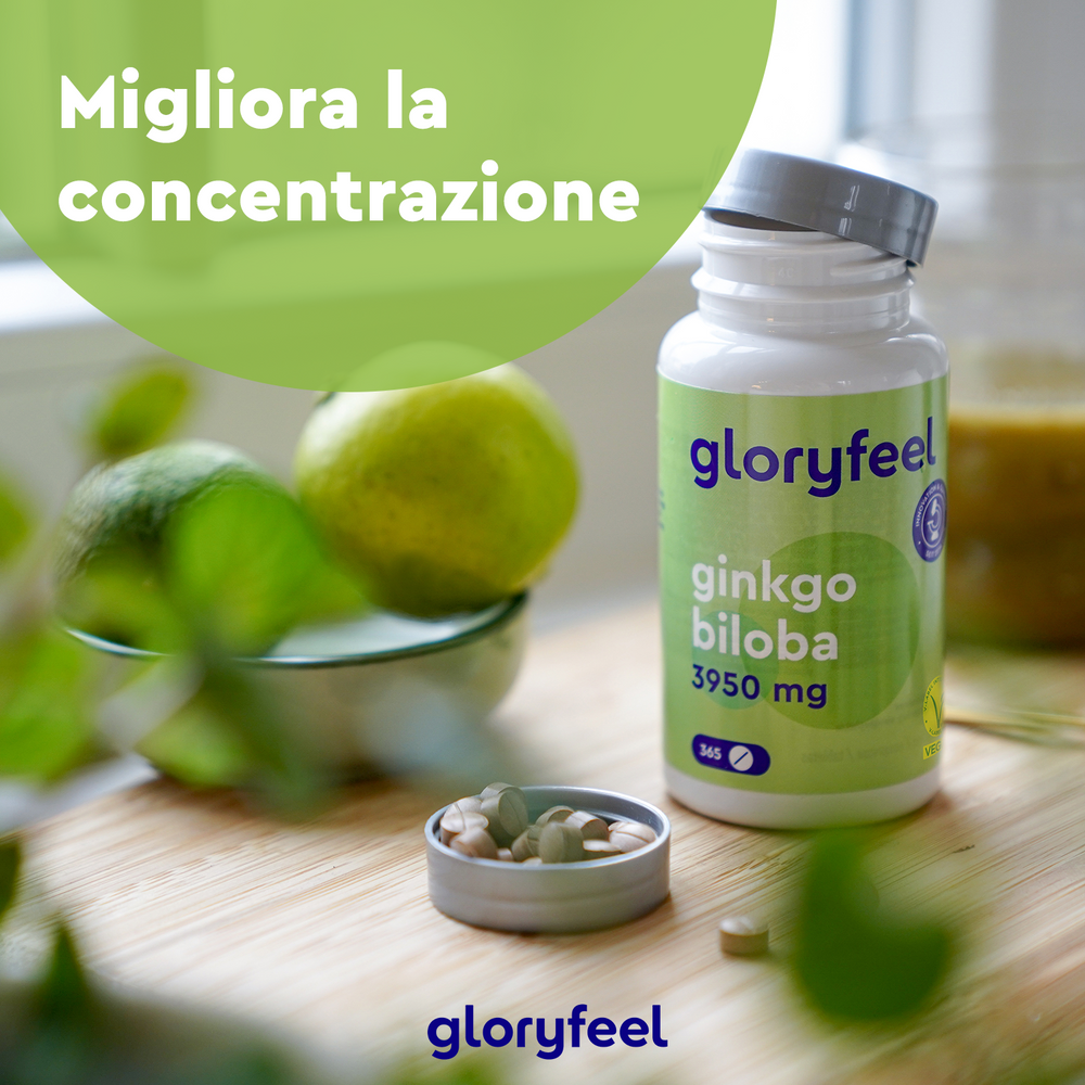 Flacone di Ginkgo Biloba e contenitore per pillole aperto di GloryFeel GmbH Italia su legno, con frutta e frullato. Testo &quot;Migliora la concentrazione&quot;, ideale per potenziare memoria e concentrazione. Esplora il potere naturale dell&