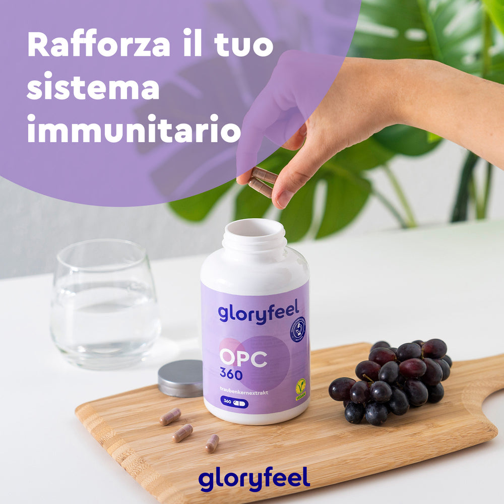 Una mano afferra una capsula da una bottiglia &quot;OPC 360 capsule&quot; di GloryFeel GmbH Italia, posta su una tavola con uva. Il testo in alto recita &quot;Rafforza il tuo sistema immunitario.