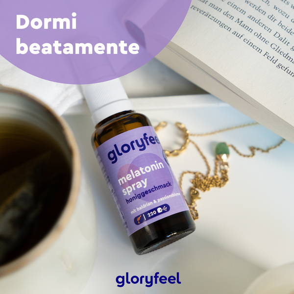 Su un comodino con una tazza, gioielli e un libro aperto, c&