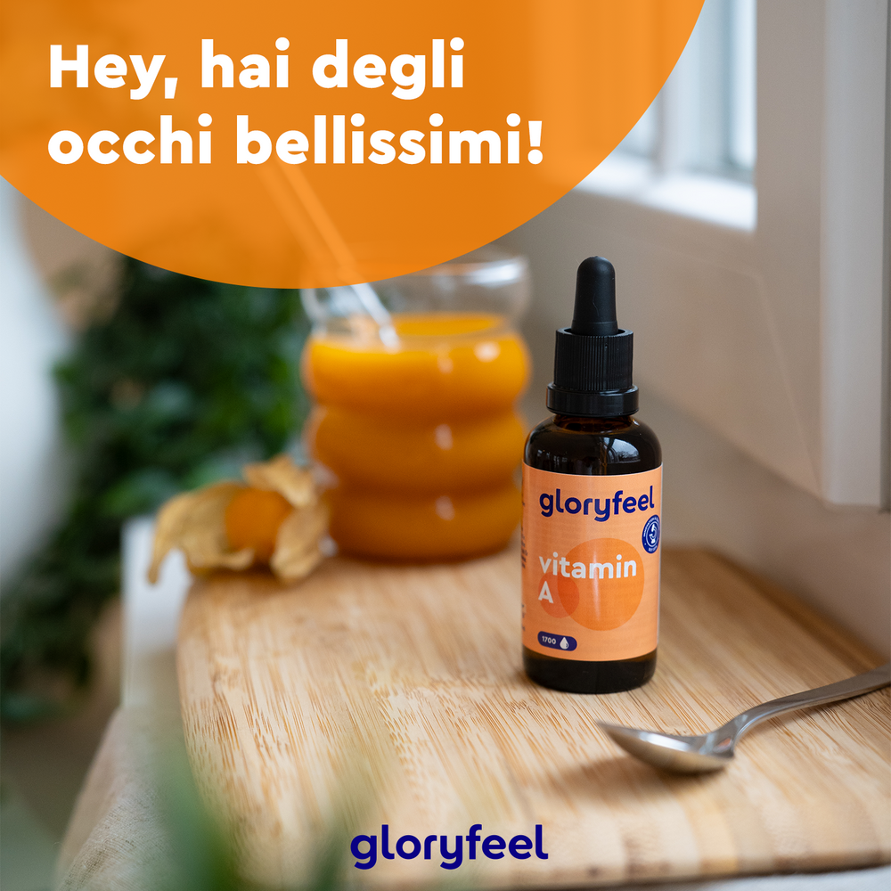 Una bottiglia di Vitamina A in Gocce di GloryFeel GmbH Italy è appoggiata su un vassoio di legno con un cucchiaio e del succo d&