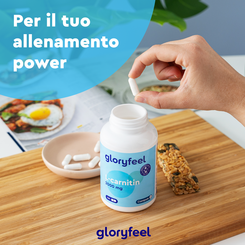 Una mano prende una pillola bianca da una bottiglia aperta di L-Carnitina di GloryFeel GmbH Italia su una tavola di legno, con una barretta di cereali lì vicino. Il testo recita &quot;Per il tuo allenamento power&quot;, evidenziando Carnipure per un metabolismo energetico efficiente.