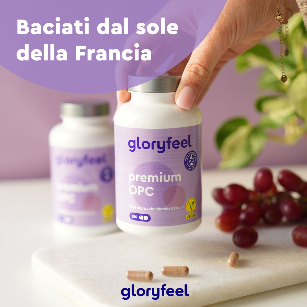 Una mano tiene una bottiglia di integratori OPC Premium 180 capsule di GloryFeel GmbH Italy vicino all&