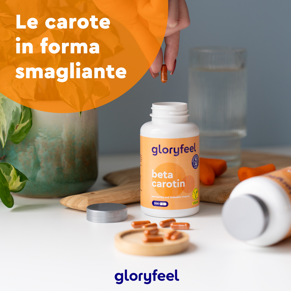 Una bottiglia di Beta Carotene di GloryFeel GmbH Italy è accanto a carote vivaci e un bicchiere d&