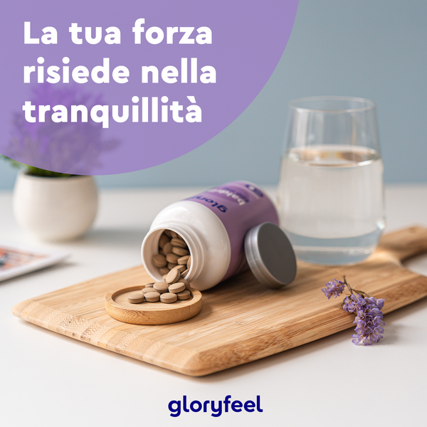 Una bottiglia di compresse di Valeriana di GloryFeel GmbH Italia è appoggiata su una tavola di legno con un contenitore aperto, un bicchiere d&