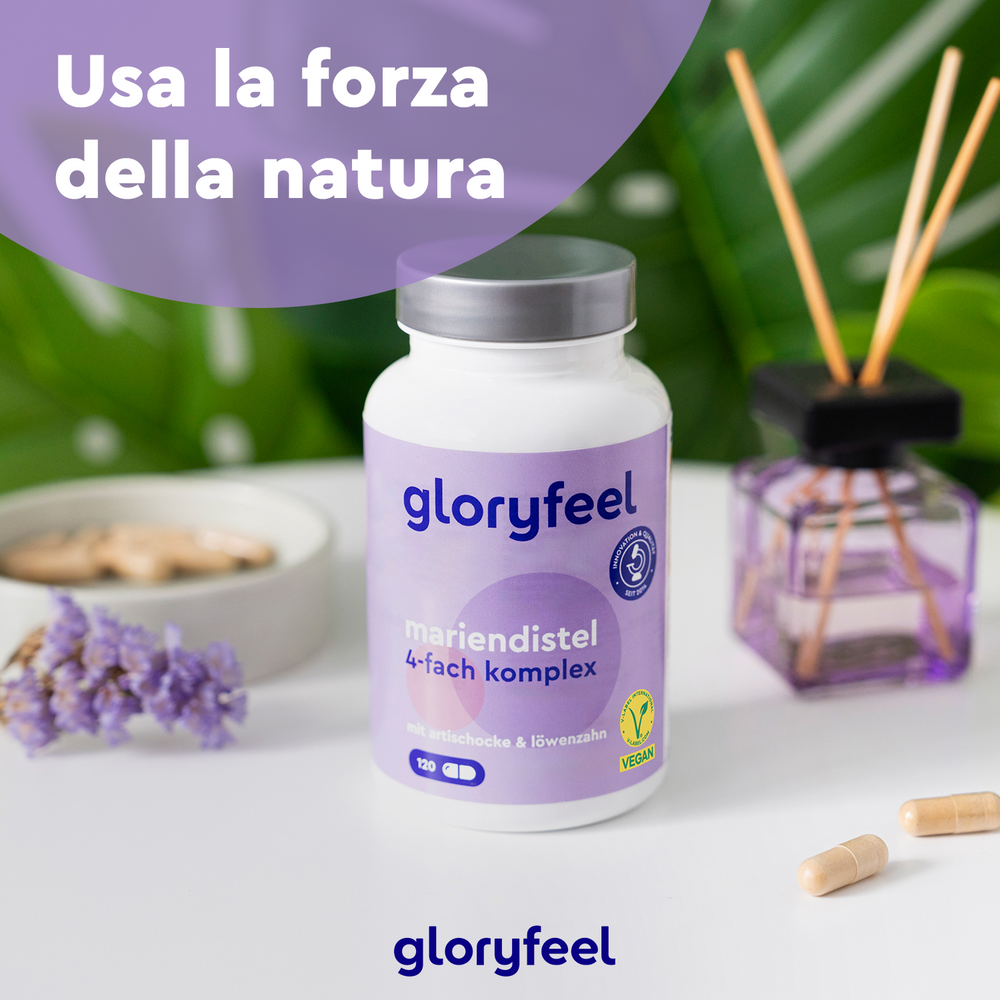 Una bottiglia di Cardo Mariano di GloryFeel GmbH Italy è appoggiata su un tavolo con due capsule, un piccolo fiore e foglie verdi sullo sfondo. Testo: &quot;Usa la forza della natura&quot;. Abbraccia la serenità e migliora il tuo benessere mentre gli elementi naturali si fondono armoniosamente.