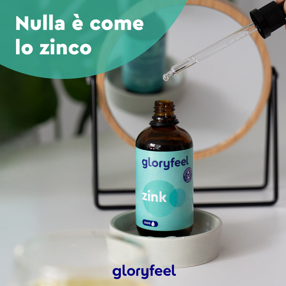 Un contagocce che eroga liquido in una bottiglia aperta con l&