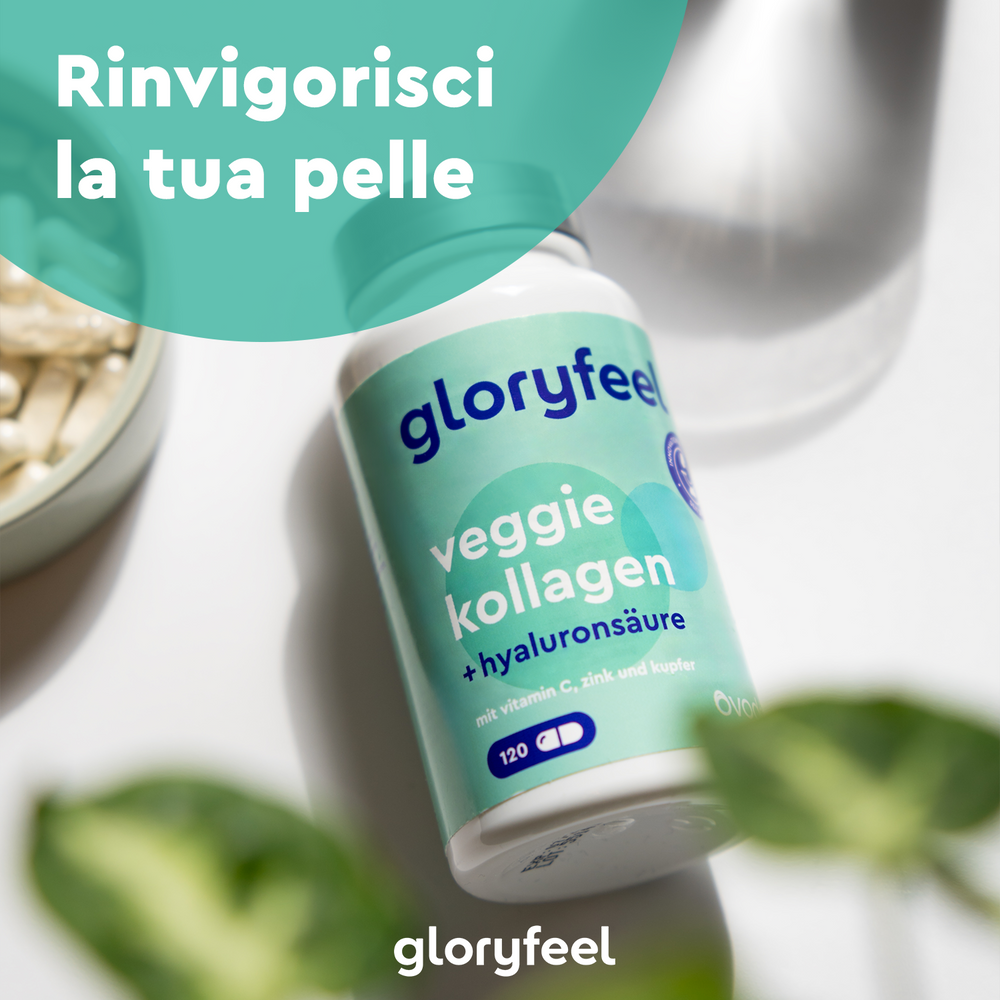 Una bottiglia di Collagene Veggie di GloryFeel GmbH Italia è appoggiata su un tavolo con la scritta &quot;Rinvigorisci la tua pelle&quot; sullo sfondo.