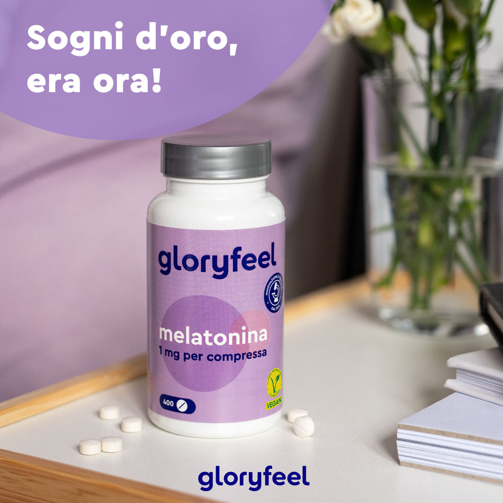 Sul comodino è presente una confezione di Melatonina in compresse della GloryFeel GmbH Italia, accompagnata da alcune compresse vegane, con etichetta viola e testo in italiano.