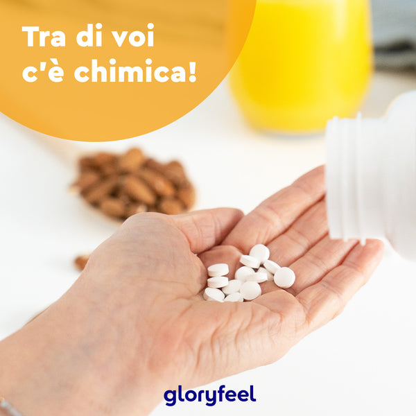 Una mano versa compresse bianche da una bottiglia con l&