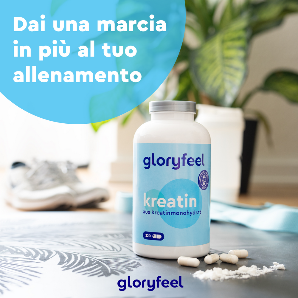 Una bottiglia di Creatina in capsule di GloryFeel GmbH Italy è appoggiata su un tappetino da allenamento accanto a delle scarpe da ginnastica bianche e una bottiglia d&