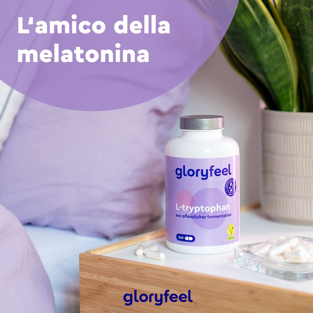 Una bottiglia di L-Triptofano di GloryFeel GmbH Italy è appoggiata su un comodino accanto alle capsule, incorniciata da una comoda biancheria da letto e da una pianta frondosa. Il testo italiano sopra suggerisce uno stile di vita sano.