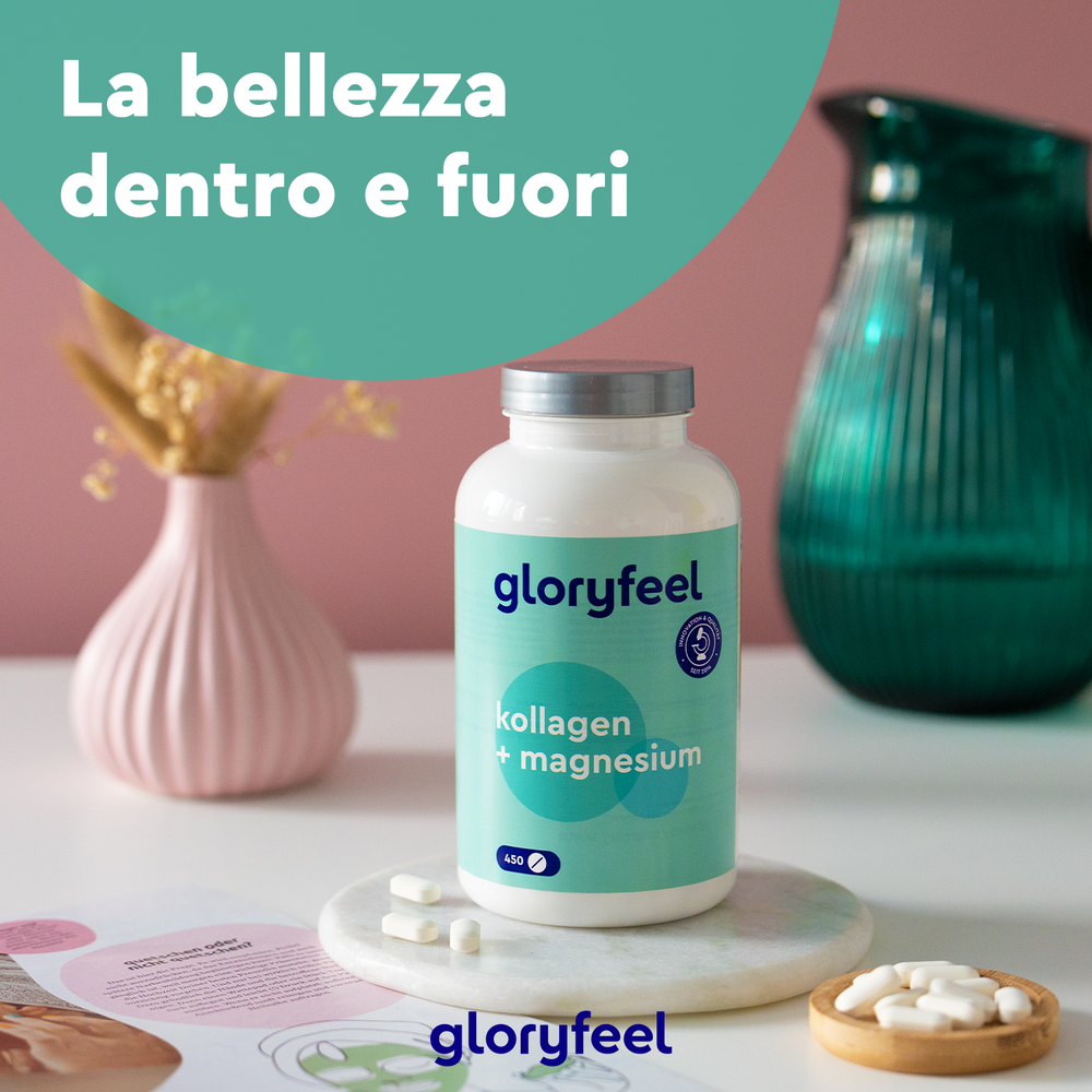 Una bottiglia di Collagene + Magnesio di gloryfeel Italia è appoggiata su un tavolo con pillole sparse, su uno sfondo con un vaso e una brocca. Il testo recita &quot;La bellezza dentro e fuori.