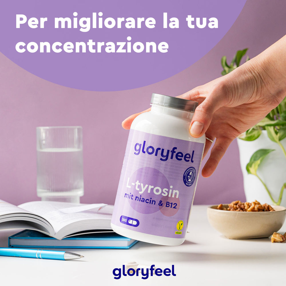 Una mano tiene una bottiglia di integratori GloryFeel GmbH Italy L-Tirosina. Nelle vicinanze ci sono un libro aperto, un bicchiere d&