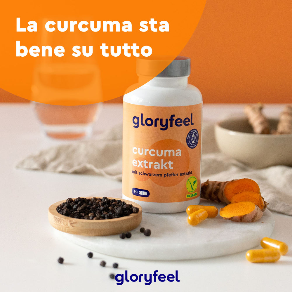 La bottiglia di Estratto di Curcuma di GloryFeel GmbH Italy con pepe nero, fette di curcuma e grani di pepe è posta contro una ciotola e un bicchiere. Il testo in italiano sottolinea la sua approvazione da parte del Ministero della Salute come integratore alimentare per una dieta equilibrata.