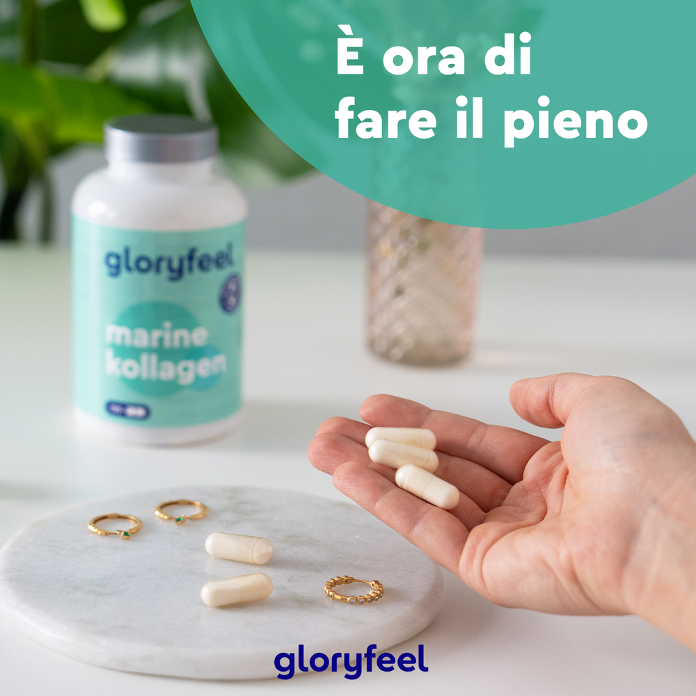 Una mano tiene le capsule bianche accanto a una bottiglia &quot;GloryFeel GmbH Italy Collagene Marino&quot; con tre anelli su un piatto di marmo. Il testo sopra dice: &quot;È ora di fare il pieno con integratore collagene marino.