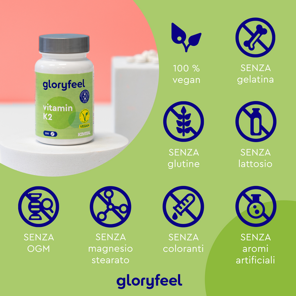 Una bottiglia di Vitamina K2 di Gloryfeel Italia mette in mostra la sua formula 100% vegana, priva di gelatina, glutine, lattosio, OGM, stearato di magnesio, coloranti e aromi artificiali, per un&