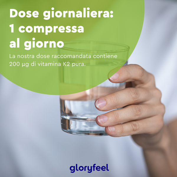 Una persona con in mano un bicchiere d&