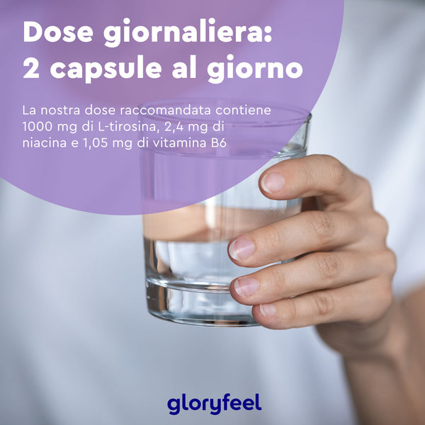 Una mano regge un bicchiere d&