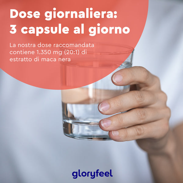 Una mano che tiene un bicchiere d&