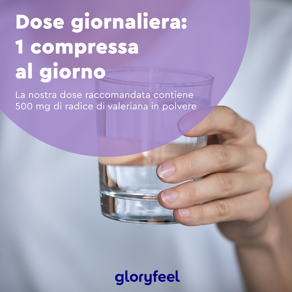 Una persona tiene in mano un bicchiere d&