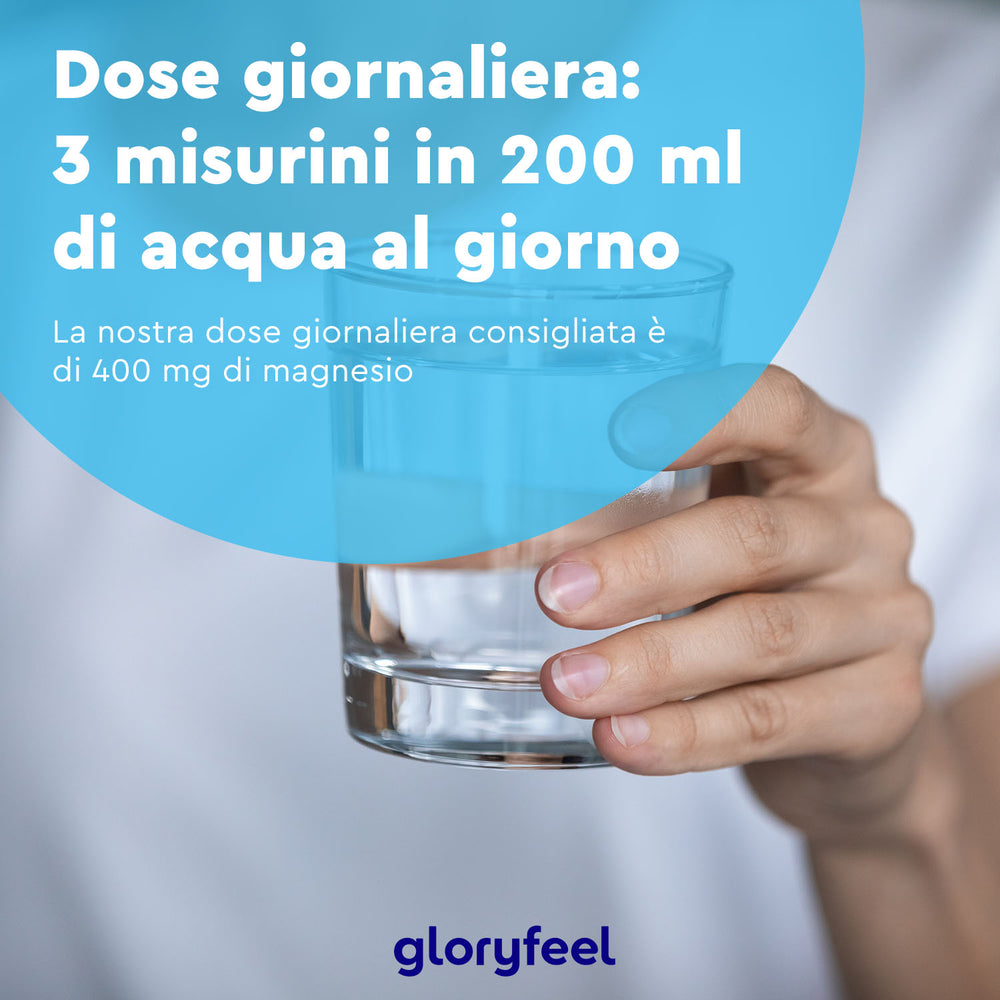 Una persona tiene in mano un bicchiere d&