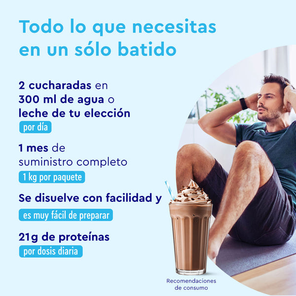 Uomo sul divano accanto al testo su Proteine in polvere Choco Joy di GloryFeel GmbH Italia: aggiungere 2 misurini a 300 ml di acqua o latte per un frullato al cioccolato con 21 g di proteine a porzione; si scioglie facilmente, fornitura per 1 mese per confezione.