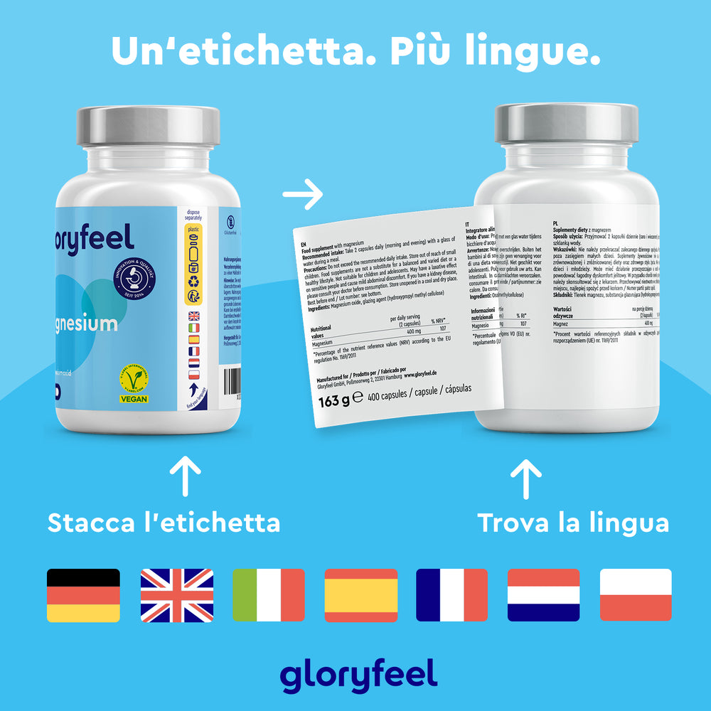 Due bottiglie di Magnesio Ossido di gloryfeel Italia presentano etichette staccabili per informazioni multilingue, che mostrano le bandiere di Germania, Regno Unito, Francia, Italia, Spagna, Paesi Bassi e Polonia. Il testo recita: &quot;Un’etichetta. Magnesio naturale in più lingue. Stacca l’etichetta.