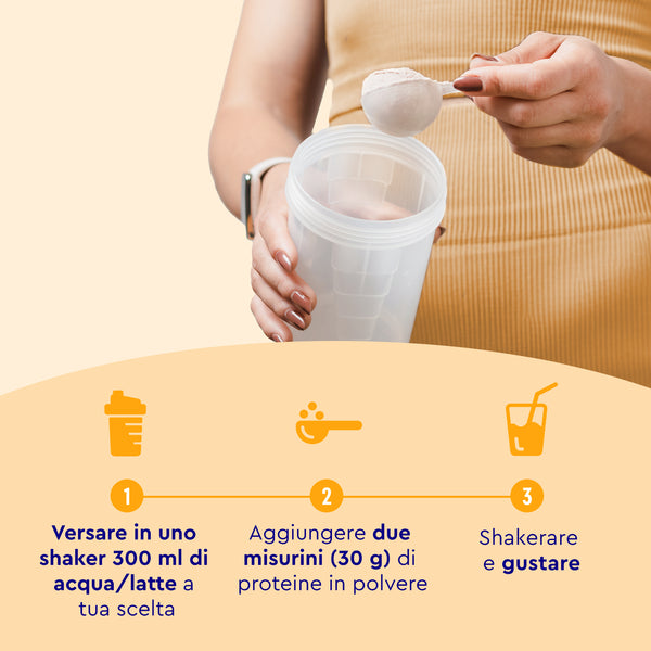 Persona che aggiunge Proteine in polvere Vanilla Joy di GloryFeel GmbH Italia in uno shaker. Passaggi: 1. Aggiungere 300 ml di acqua/latte. 2. Aggiungere 30 g di proteine in polvere. 3. Agitare e gustare.