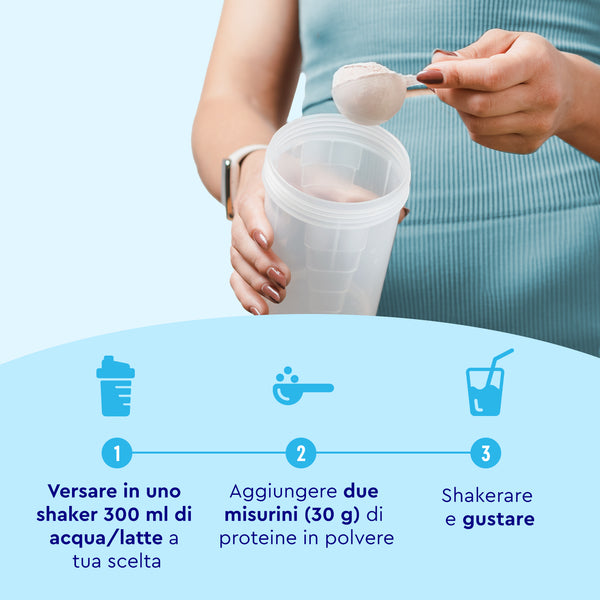 Una persona aggiunge Proteine in polvere Choco Joy di GloryFeel GmbH Italia a uno shaker, seguendo le istruzioni in italiano per preparare un frullato proteico tenendo in mano un misurino.