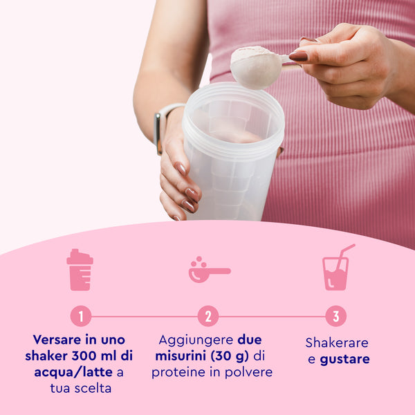Una persona con una maglietta rosa aggiunge 30 g di Proteine in polvere Berry Joy di GloryFeel GmbH Italia in uno shaker. Passaggi in italiano: 1. Aggiungi 300ml d&