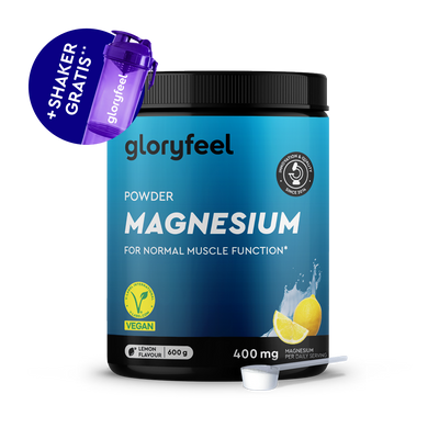 Viene mostrato un contenitore di gloryfeel Italia Magnesio in polvere al gusto limone (600 g) con misurino e coppetta shaker viola in omaggio. L'integratore vegano supporta la normale funzione muscolare.