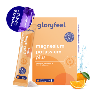Gloryfeel Italia Magnesio e potassio in bustine al gusto arancia: confezione da 30 bustine, shaker viola, fettine d'arancia e polvere visibile, indicato il gusto arancia.