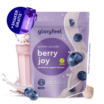 Una busta di GloryFeel GmbH Italia Proteine in polvere Blueberry Joy, al gusto di yogurt al mirtillo, è mostrata con mirtilli, un misurino di polvere, uno shaker gratuito e un frullato di yogurt al mirtillo preparato.