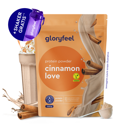 Una bustina di gloryfeel Italia Proteine in polvere vegan alla cannella accanto a uno shaker gratuito, un frullato alla cannella, bastoncini di cannella interi e un misurino di polvere.