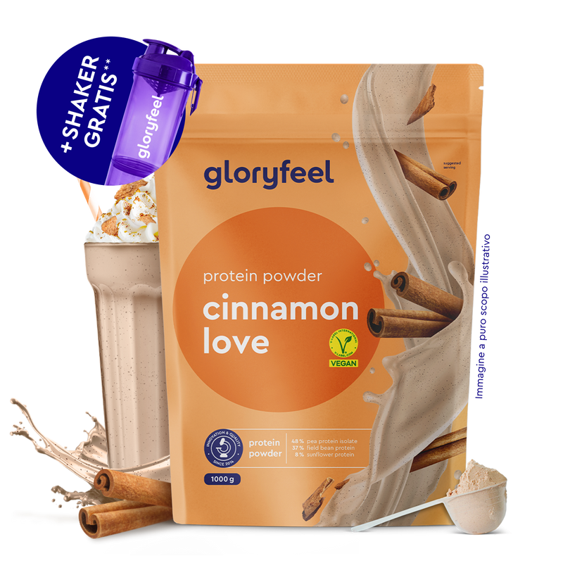 Una bustina di gloryfeel Italia Proteine in polvere vegan alla cannella accanto a uno shaker gratuito, un frullato alla cannella, bastoncini di cannella interi e un misurino di polvere.