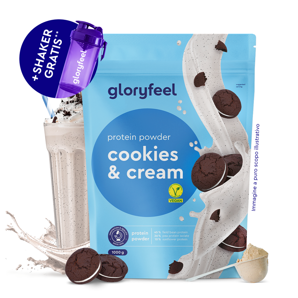 Una confezione di GloryFeel GmbH Italy Proteine in polvere Cookies &amp; Cream è mostrata con un misurino, biscotti, un bicchiere di frullato e uno shaker viola con l&