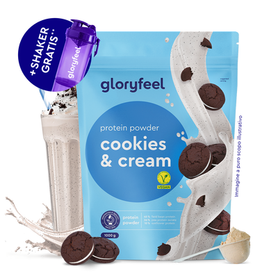 Una confezione di GloryFeel GmbH Italy Proteine in polvere Cookies & Cream è mostrata con un misurino, biscotti, un bicchiere di frullato e uno shaker viola con l'etichetta "+SHAKER GRATIS".