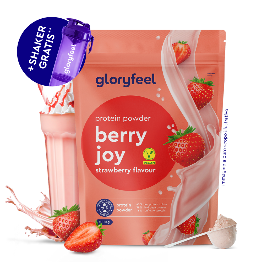Una confezione di gloryfeel Italia Proteine in polvere alla fragola Berry Joy con fragole, un bicchiere di frullato alla fragola, un misurino di polvere e una tazza da shaker viola in omaggio.