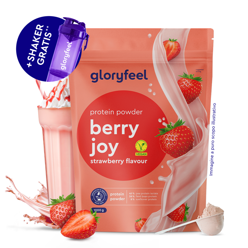 Una confezione di gloryfeel Italia Proteine in polvere alla fragola Berry Joy con fragole, un bicchiere di frullato alla fragola, un misurino di polvere e una tazza da shaker viola in omaggio.