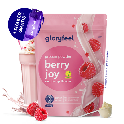 Una confezione di GloryFeel GmbH Italy Proteine in polvere Berry Joy, un frullato di lamponi in un bicchiere, lamponi freschi, un misurino di proteine e un bicchiere shakerato viola in omaggio.