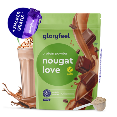 Sono mostrati un sacchetto verde di gloryfeel Italia Proteine in polvere Nougat Love, un frullato al cioccolato, uno shaker viola e un misurino di polvere.