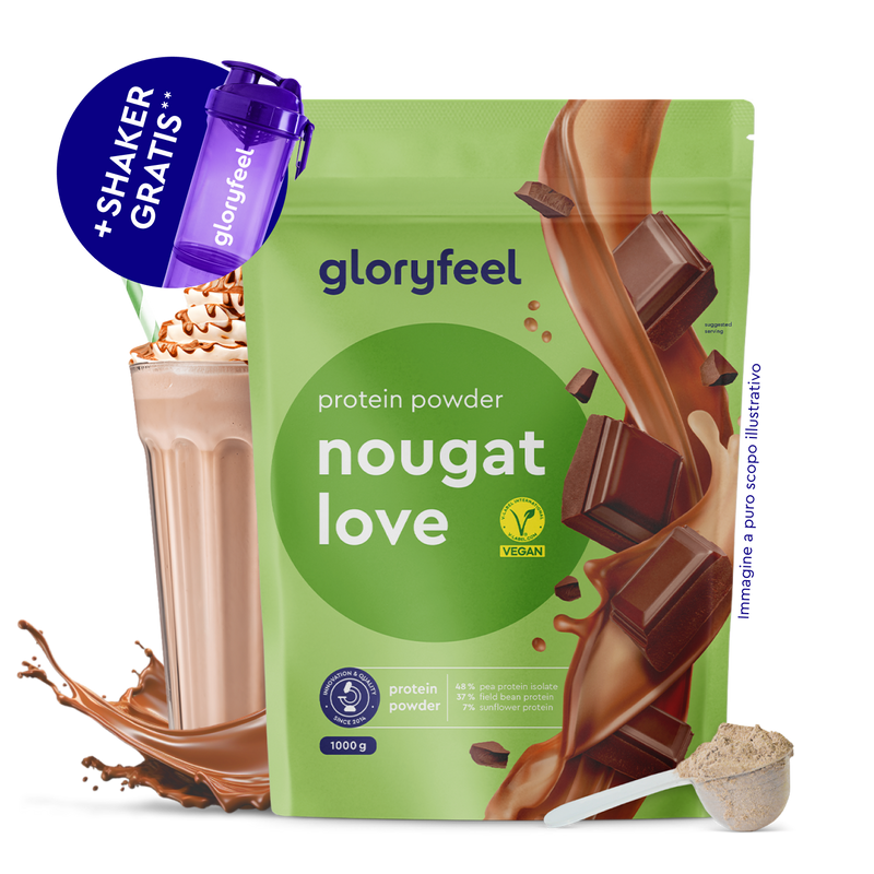 Sono mostrati un sacchetto verde di gloryfeel Italia Proteine in polvere Nougat Love, un frullato al cioccolato, uno shaker viola e un misurino di polvere.
