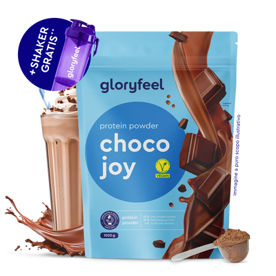 Viene pubblicizzato un sacchetto di Proteine in polvere Choco Joy di GloryFeel GmbH Italia con pezzi di cioccolato, un frullato al cioccolato, un misurino di polvere e uno shaker viola in omaggio.