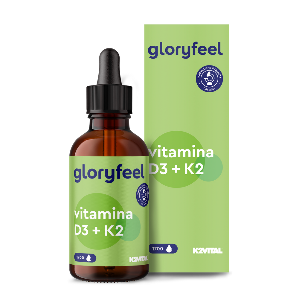 Un flacone contagocce e una scatola di Vitamina D3 K2 Gocce &quot;gloryfeel Italia&quot;, con confezione verde e bianca ed etichettata con 1700 gocce, perfetti per sostenere uno stile di vita sano.