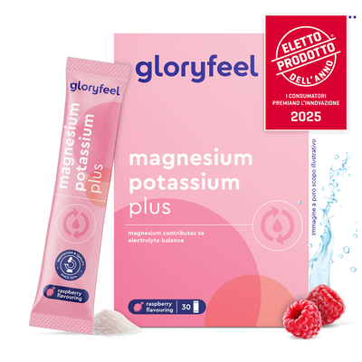 Una scatola di gloryfeel Italia Magnesio e potassio in bustine al gusto lampone, contenente una bustina, polvere e lamponi; etichetta "Prodotto dell'anno 2025".