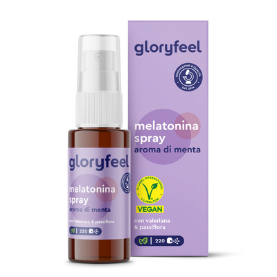Flacone e scatola dello spray Melatonina di GloryFeel GmbH Italia, vegano e al gusto di menta con valeriana, passiflora e vitamina B9, su sfondo bianco.
