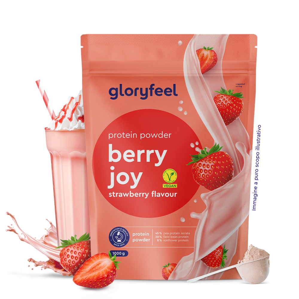 Una confezione di Proteine in polvere alla fragola Berry Joy di Gloryfeel Italia è accanto a un frullato di fragole, fragole fresche, latte mescolato e un misurino di polvere.